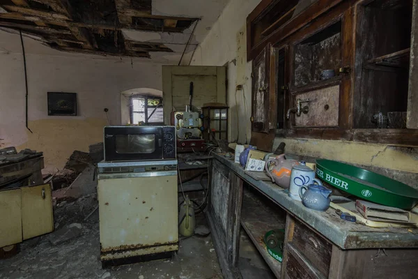 Vieux Appareils Cuisine Dans Une Auberge Abandonnée — Photo