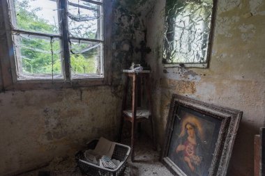 Evdeki bir odanın zemininde eski güzel bir resim.