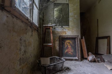 Eski bir odanın zemininde güzel bir resim var.