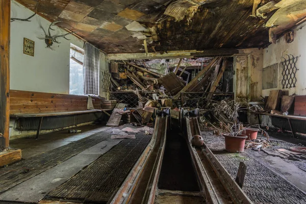 崩壊した天井のある老朽化した古い旅館でボウリング場 — ストック写真
