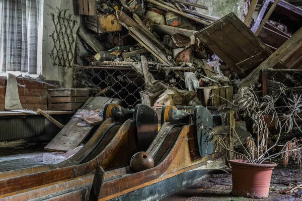 Старый Деревянный Боулинг Полуразрушенной Гостинице Множеством Объектов — стоковое фото