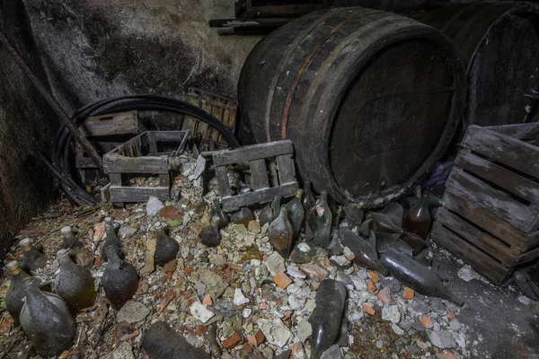 Lots Bottles Wine Barrels Old Guest House — Stock Photo, Image