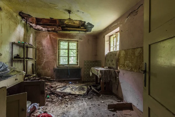 Eski bir evde terk edilmiş eski yatak odaları.