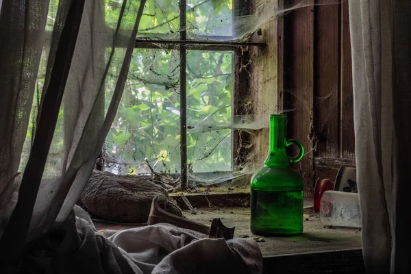 Πράσινο Μπουκάλι Ένα Παράθυρο Ιστούς Αράχνης Ένα Σπίτι — Φωτογραφία Αρχείου