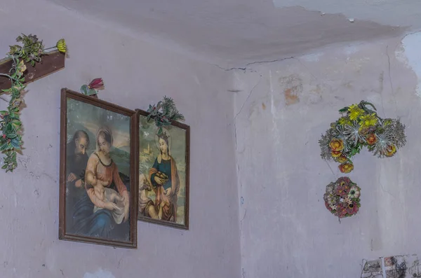 Deux Photos Sur Mur Une Pièce Dans Une Maison Abandonnée — Photo