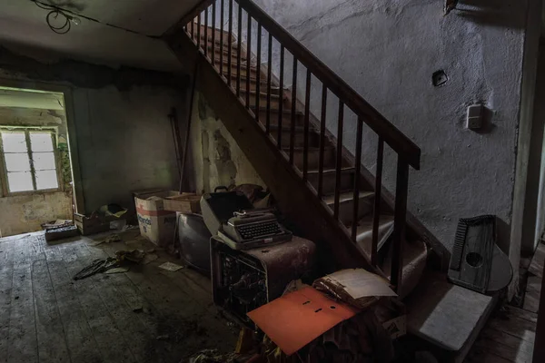 Escadaria Madeira Quarto Escuro Uma Casa Abandonada — Fotografia de Stock