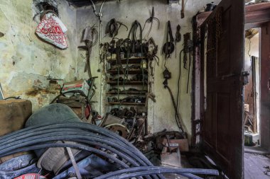 Terk edilmiş bir evdeki bir atölyede birçok eski alet