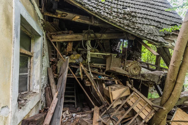 Casa Ruinas Sin Una Pared Techo Colapsado Bosque —  Fotos de Stock