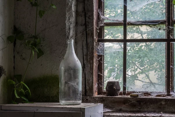 Παλιό Σαφές Μπουκάλι Κοντά Ένα Παράθυρο Ένα Παλιό Σπίτι — Φωτογραφία Αρχείου