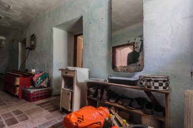 Terk edilmiş bir evin bekleme odasındaki aynalar ve nesneler.