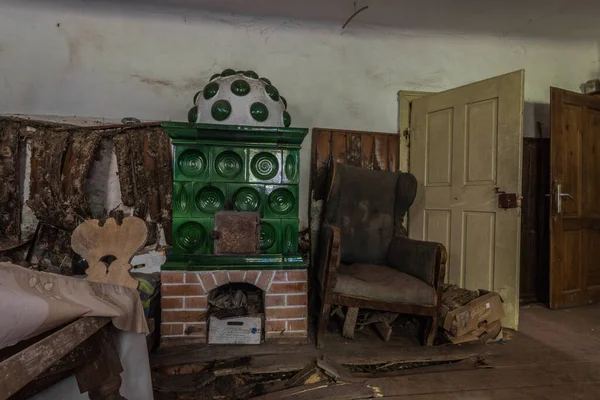 Cheminée Verte Dans Une Chambre Une Auberge Abandonnée — Photo