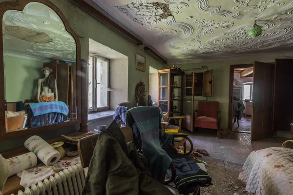 Tükör Próbababa Egy Régi Elhagyatott Ház Szobájában — Stock Fotó
