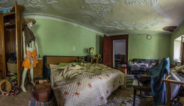 Etalagepop Met Hoed Een Slaapkamer Panoramisch Uitzicht — Stockfoto