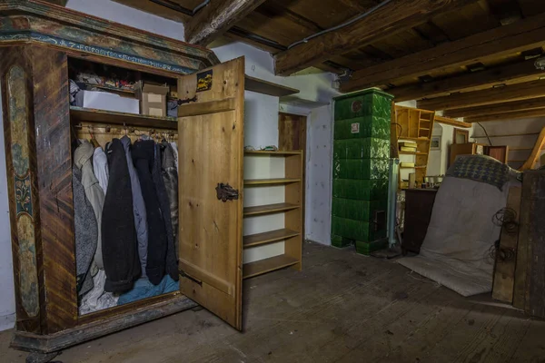 Caixa Madeira Com Roupão Velho Quarto Uma Casa Abandonada — Fotografia de Stock