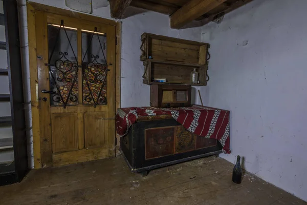Деревянная Дверь Коробка Комнате Старого Заброшенного Дома — стоковое фото