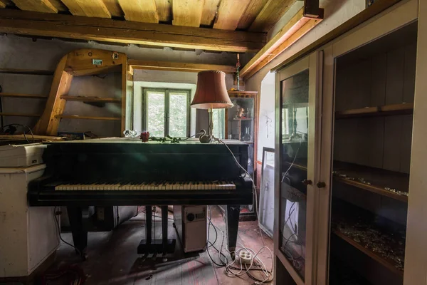 Фортепиано Лампой Комнате Дома — стоковое фото