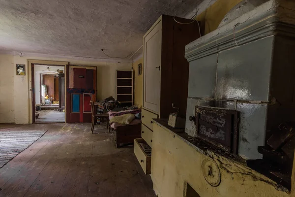 Habitación Con Chimenea Suelo Madera Molino Abandonado —  Fotos de Stock