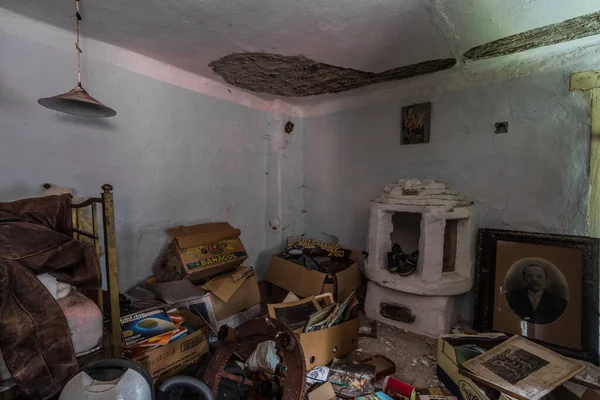 Lareira Branca Com Caixas Uma Sala Moinho Abandonado — Fotografia de Stock