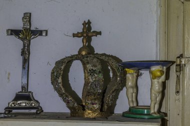 Terk edilmiş bir evde eski antika eşyalar.