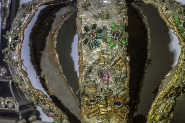 Terk edilmiş bir evde, antik bir taç üzerinde taşlar.