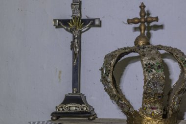 Haç ve taç değerli taşlarla eski bir eve yakın.