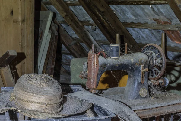 Hat Old Sewing Machine Attic Mill — Stock Photo, Image
