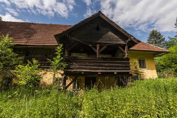 Varanda Madeira Uma Casa Abandonada Floresta — Fotografia de Stock