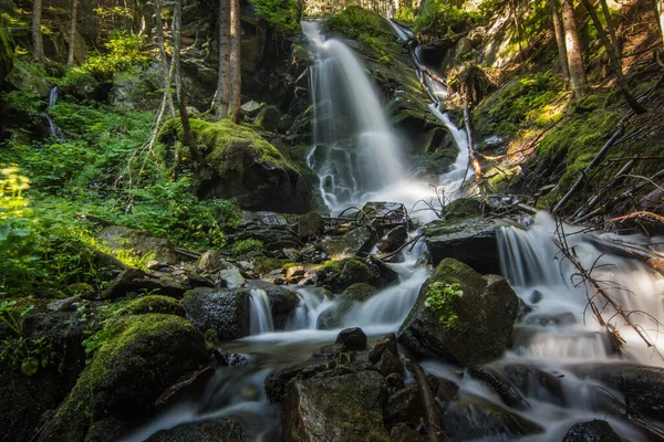 Wodospad Skałami Mech Roślinami Lesie Podczas Wędrówki Latem — Zdjęcie stockowe