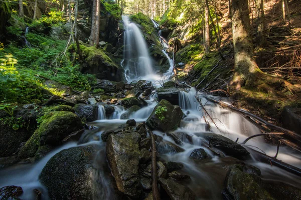 Rozgałęziony Wodospad Skałami Lesie Obszaru Chronionego — Zdjęcie stockowe