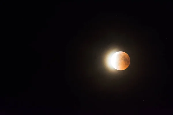 Όμορφο Λαμπερό Φεγγάρι Κατά Διάρκεια Μιας Σεληνιακής Έκλειψης Στον Μαύρο — Φωτογραφία Αρχείου