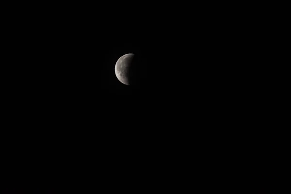 Lua Meia Iluminada Céu Durante Eclipse Lunar Céu Negro — Fotografia de Stock