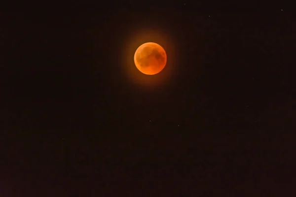 Éclipse Lunaire Complète Milieu Sur Ciel Noir — Photo