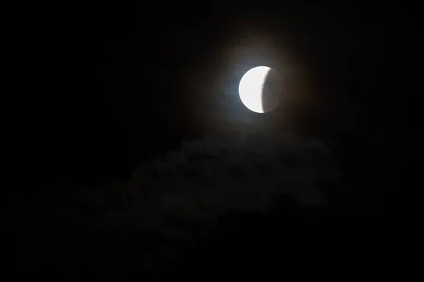 Metade Brilhante Lua Céu Durante Eclipse Lunar Noite Escura — Fotografia de Stock