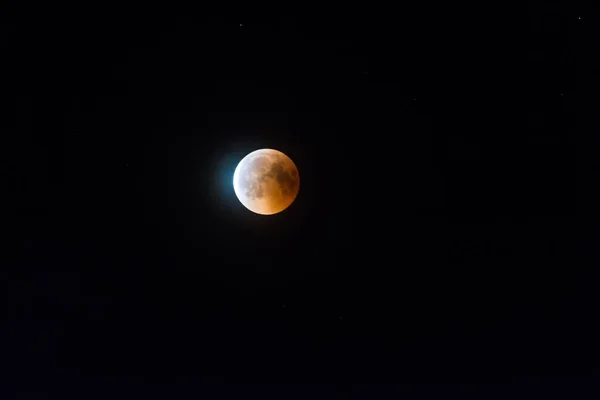 Λάμπει Φεγγάρι Κατά Διάρκεια Μιας Σεληνιακής Έκλειψης Στο Σκοτεινό Νυχτερινό — Φωτογραφία Αρχείου