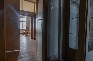 Eski bir manastırda tekerlekli sandalye manzaralı bir kapı.