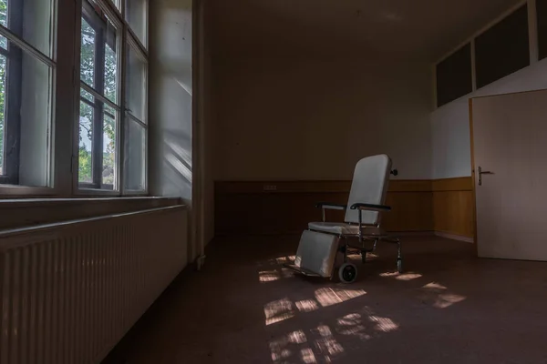 Alter Rollstuhl Einem Raum Mit Schatten Durch Das Fenster — Stockfoto