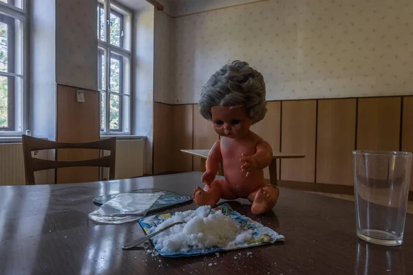 Μικρή Κούκλα Κάθεται Ένα Τραπέζι Ζάχαρη Λεπτομερή Θέα — Φωτογραφία Αρχείου