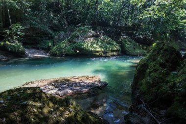 Yürüyüş yaparken doğal bir ortamda güzel, berrak bir sel.