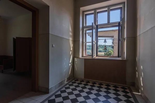 Bir Manastırda Çanlara Bakan Pencereyi — Stok fotoğraf