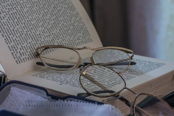 书的特写视图上的两个旧眼镜 — 图库照片