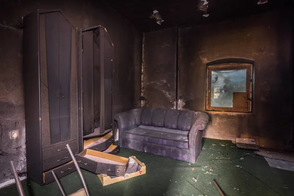 被烧毁的房间 沙发和废弃房子里的盒子 — 图库照片