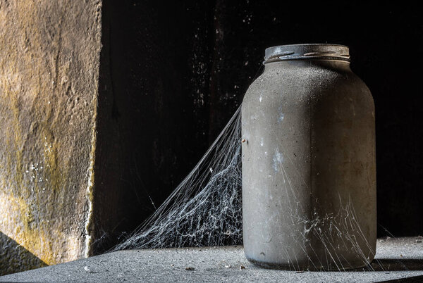 пыльный стакан с паутиной в старом заброшенном доме