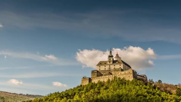 山の上に城がある美しい風景タイムラプスビュー — ストック動画