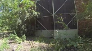 Terk edilmiş eski atölyeye giriş