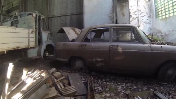 Carro Velho Grande Oficina Abandonada — Vídeo de Stock