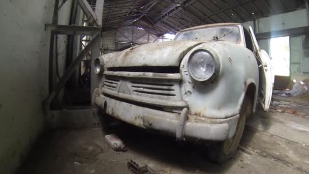 Γκρι Κλασικό Αυτοκίνητο Στο Παλιό Εγκαταλελειμμένο Εργαστήριο — Αρχείο Βίντεο