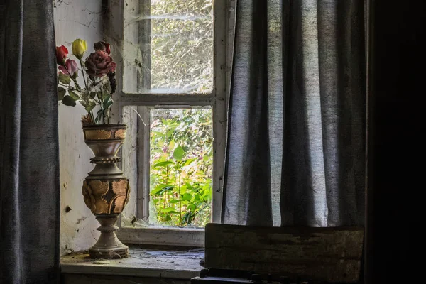 Βάζο Λουλούδια Από Πλαστικό Παράθυρο Κουρτίνα Σπίτι — Φωτογραφία Αρχείου