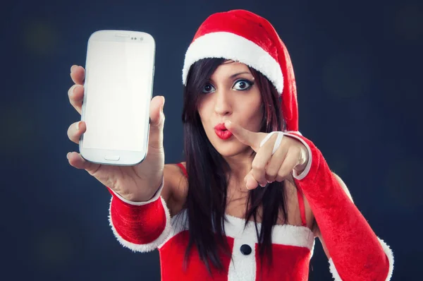 Портрет девушки в одежде Санта Клауса со смартфоном — стоковое фото