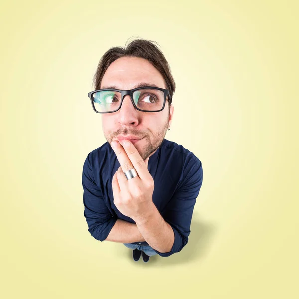 Düşünceli ifade ile komik adam