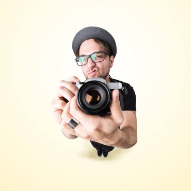 Onun vin ile çekim bir komik sürpriz ifade ile komik adam